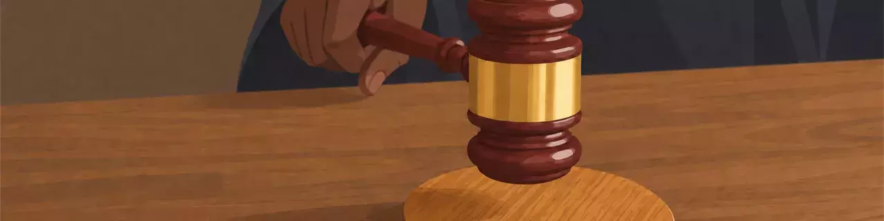 Juez bajando el mazo sobre el bloque de sonido