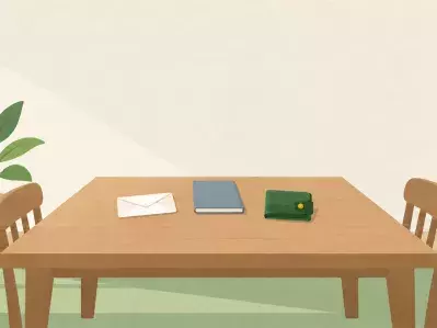 Sobre de pago con calculadora y dinero en efectivo en el escritorio
