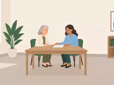 Representante del banco reuniéndose con el cliente en la oficina