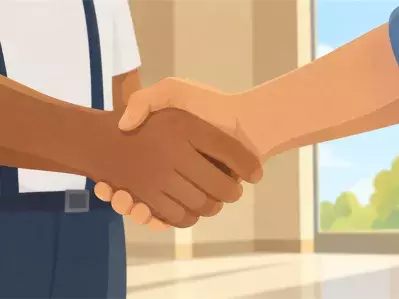 Dos personas dándose la mano