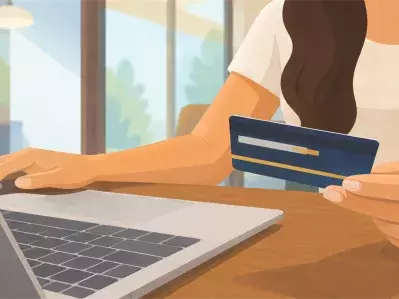 Mujer con tarjeta de crédito mientras usa un portátil