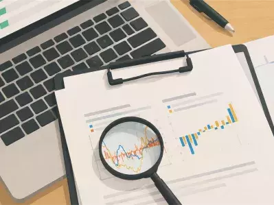 Lupa sobre gráfico en el portátil