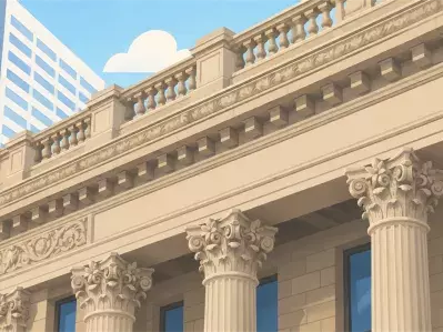 Fachada ornamentada de corte de piedra en la ciudad