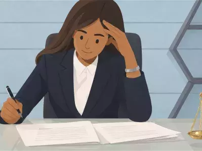 Abogado revisando documentos legales en el escritorio
