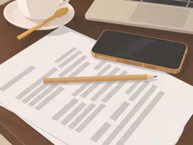 Papeles de acuerdo con portátil y café sobre la mesa