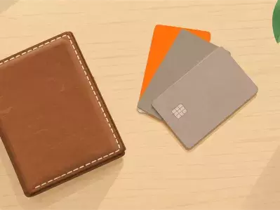 Cartera de cuero y tarjetas de crédito sobre la mesa