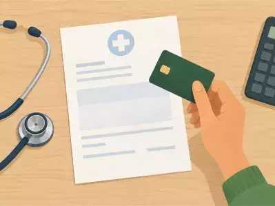 Mano sosteniendo tarjeta de crédito sobre factura médica