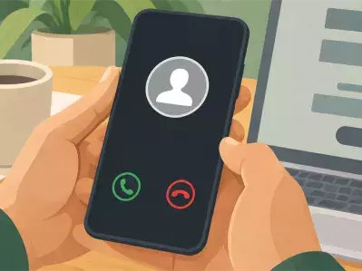Manos sujetando el teléfono con una llamada entrante en la mesa