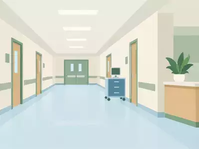 Pasillo del hospital con puertas para pacientes y carrito