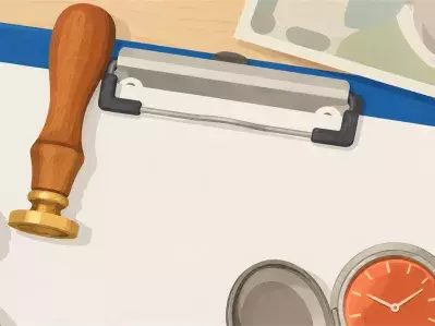 Martillo de madera con portapapeles y moneda