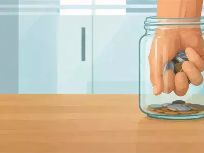 Meter monedas a mano en un tarro de cristal