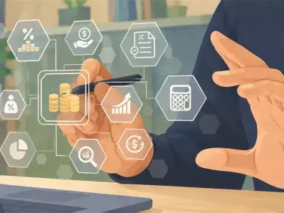 Empresario usando tableta junto a un portátil