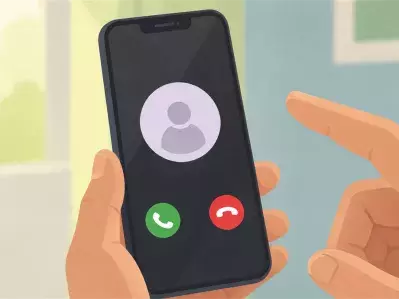 Mano sosteniendo un smartphone con llamada entrante