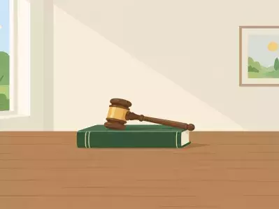 Martillo del juez apoyado sobre papeles legales