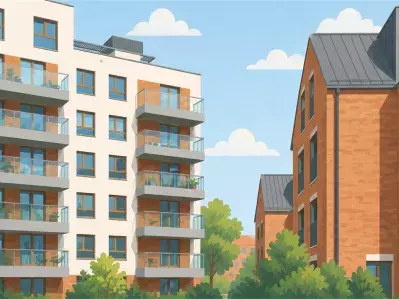 Edificios de Apartamento modernos bajo cielo azul